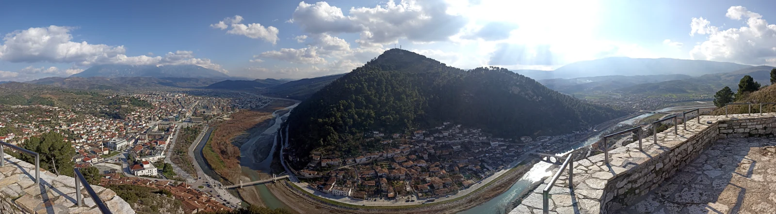 Berat’ın tarihi mahalleleri, Osum Nehri ve şehir panoraması